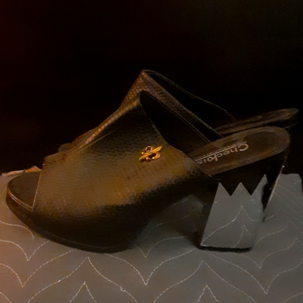 Beautiful heels can go casual or dressed up size 40. Buy 3 get a discount 3/60